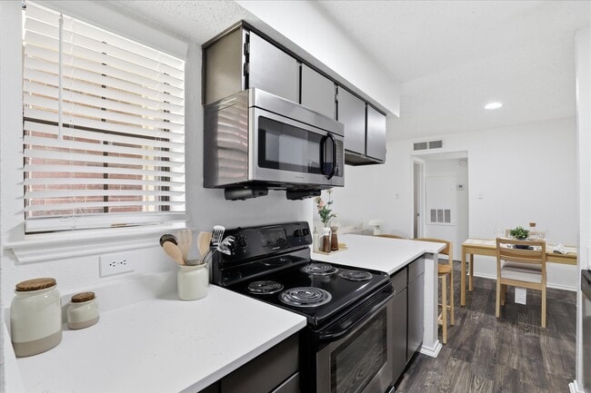 1BR, 1BA - 671SF Upgraded