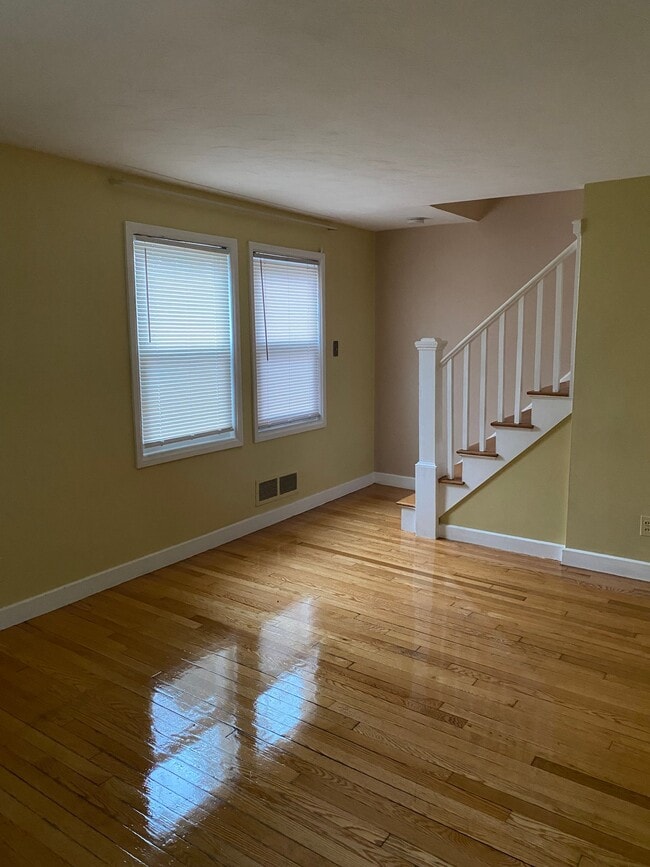 Building Photo - 35 Sunnyside Ave