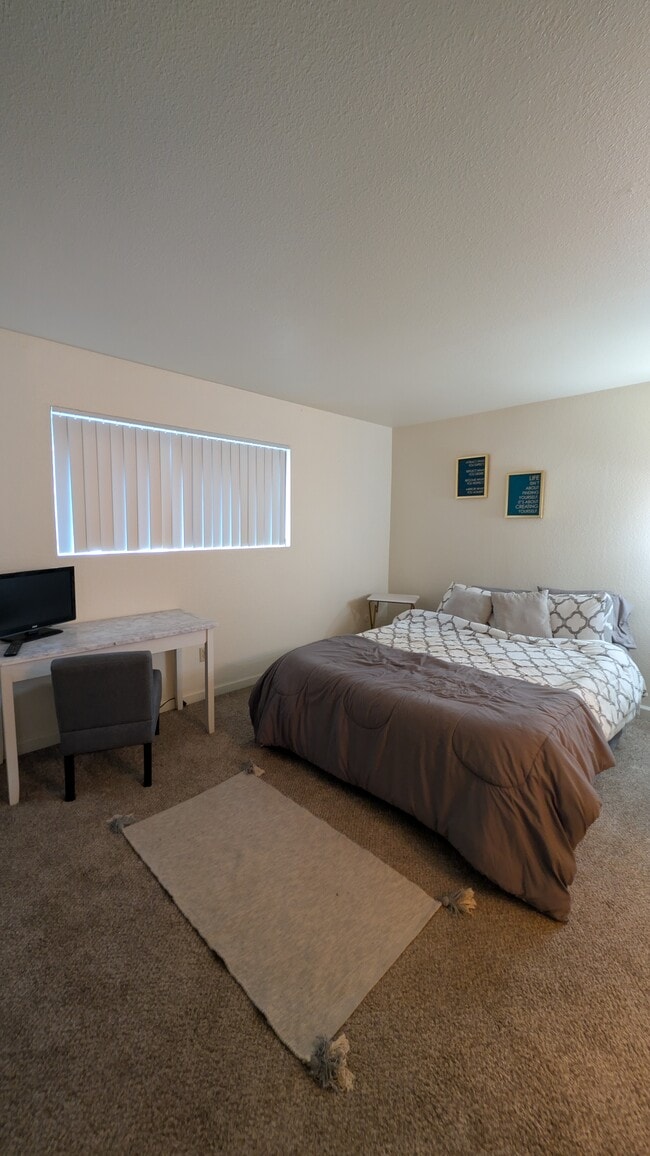 SV TH bedroom 2 - Stonegate Village Apartments