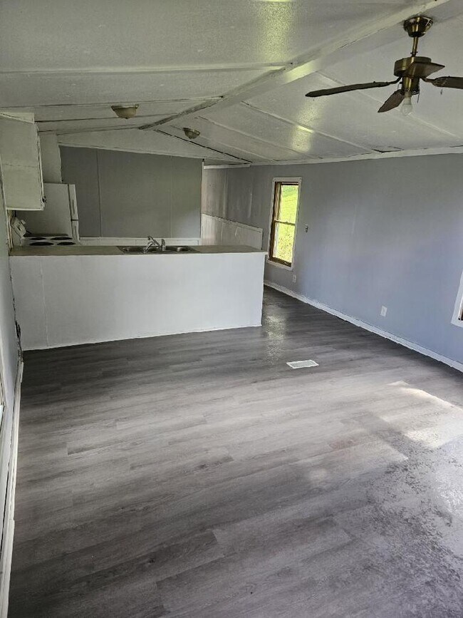 Photo - 435 Parsons Rd