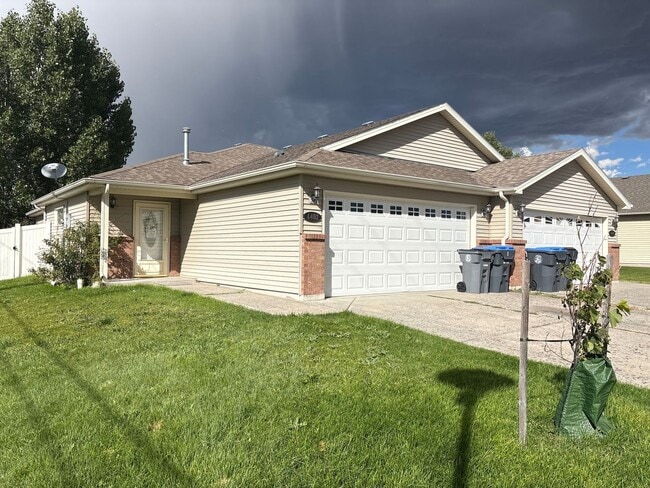 Building Photo - 2 BED, PLUS OFFICE, 2 BATH, SINGLE-LEVEL T... Rental