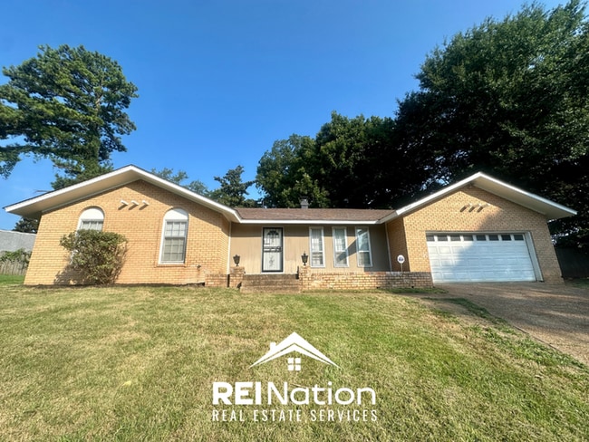 Building Photo - Spacious 4BR/2BA Memphis Rental with 2-Car Garage, Hardwood Floors & Fireplace