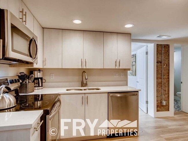 Photo - Bright, Remodeled Basement Apartment in Potter Highlands Unidad B