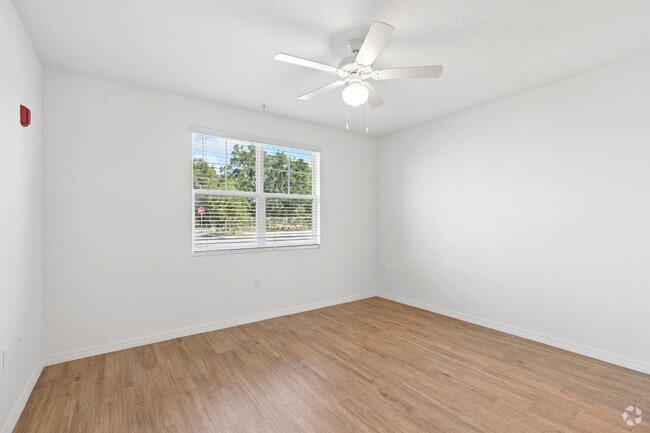 1BR, 1BA - 703SF - Living Room