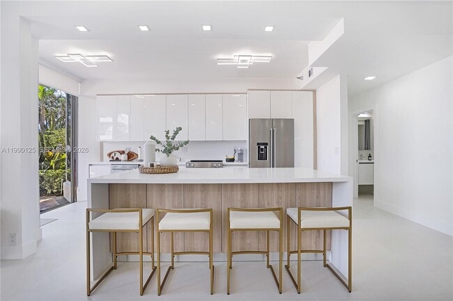 Building Photo - 19101 Mystic Pointe Dr Unit 111