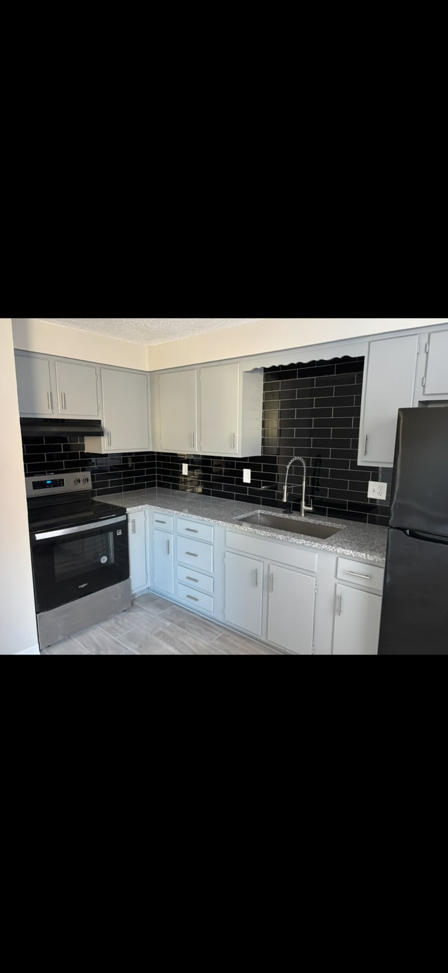 Building Photo - Bonner Springs Apartment Complex Unit 117B