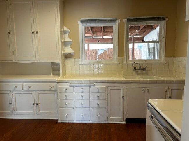 Cocina - 545 S Calle Santa Rosa