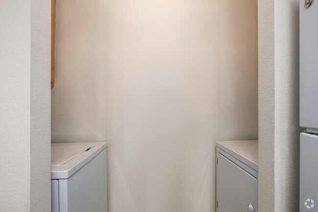 2BR, 2BA - 959SF - Laundry