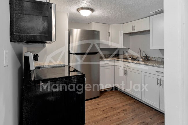 Photo - 1044 W 28th St