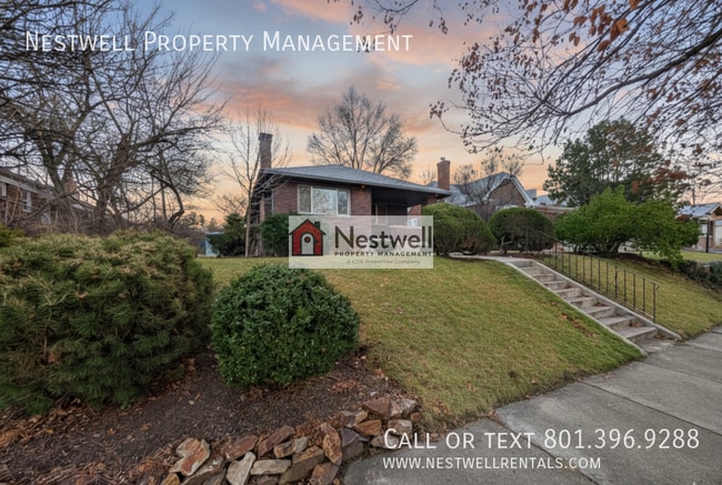 Photo - 2471 Douglas St