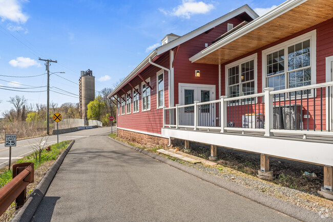 Building Photo - 240 Meadow Rd Unit A Rental