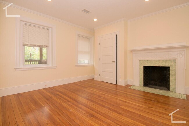 Photo - 1588 Beacon St