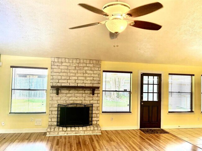 Photo - 3127 Shawnee Dr
