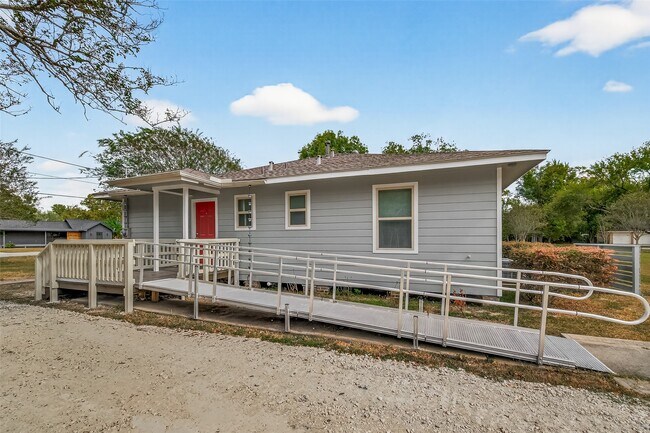 Photo - 6928 Apache St