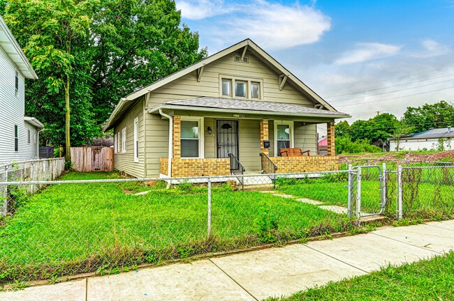 Photo - 2942 Mac Pherson Ave