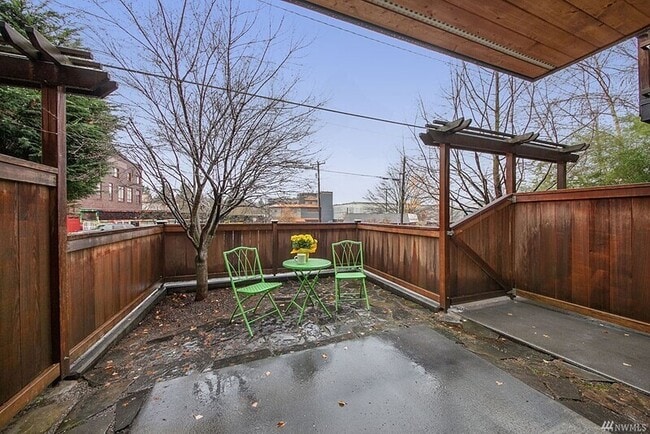 Photo - 3841 Woodland Park Ave N