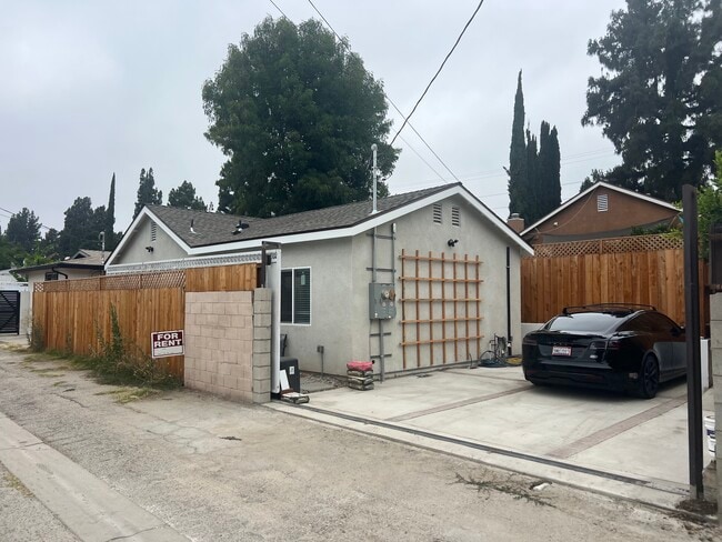 Photo - 17044 San Fernando Mission Blvd