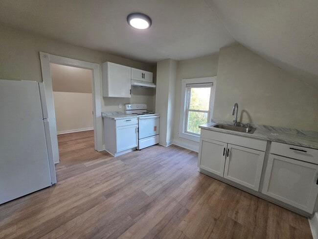 Building Photo - 124 S Lake St Unit Upper Rear