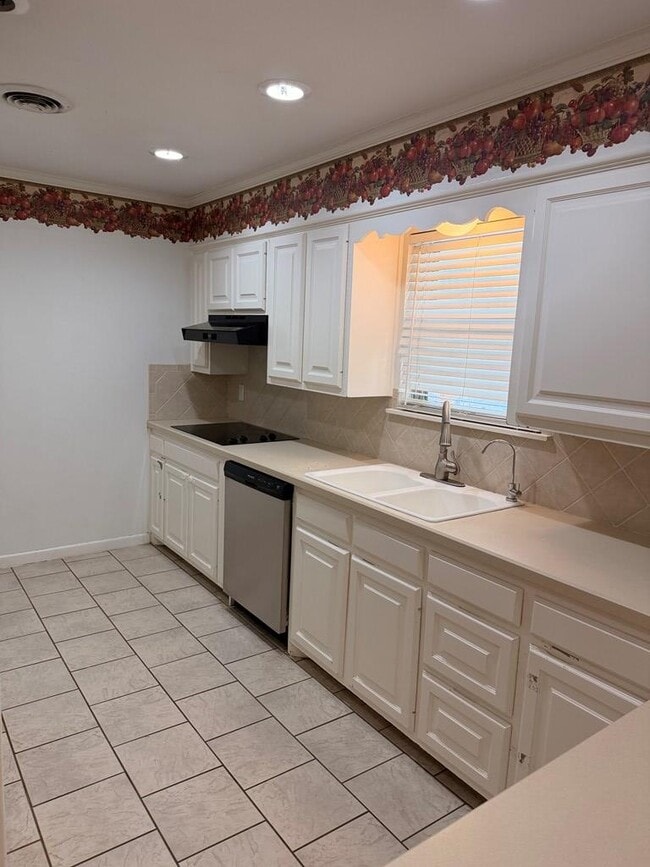 Photo - 1617 E 49th St