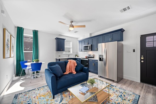 Photo - 207 E 38th St Unidad B