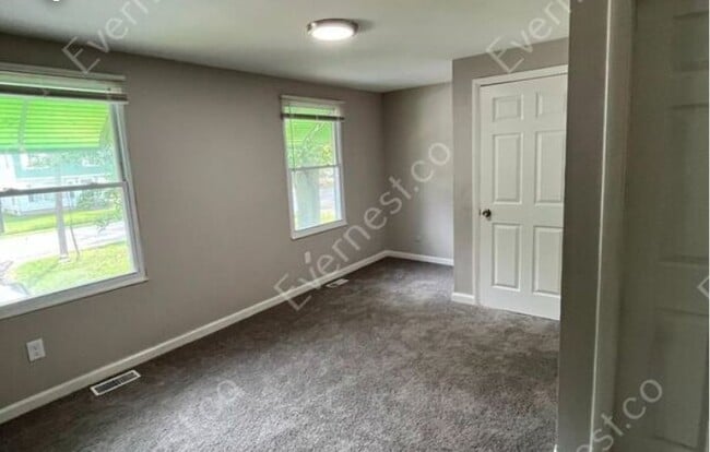 Photo - 547 Richards Rd