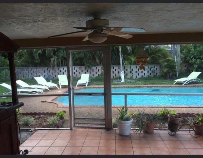 Photo - 381 NW 45th St