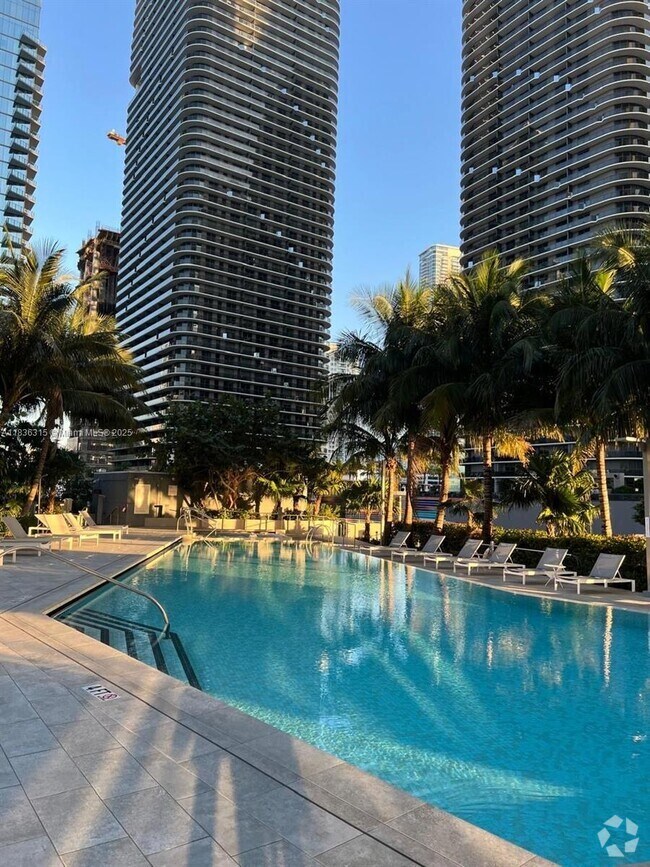 Building Photo - 88 SW 7th St Unit 2708 Rental