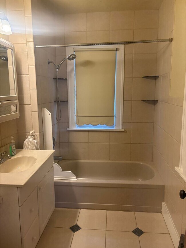 Photo - Waterbury1647 Unidad Up