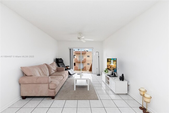 Photo - 1630 W 46th St Unidad 514B