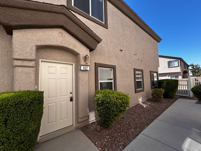Building Photo - 2-BDRM, 2.5-bath Dual primary suites