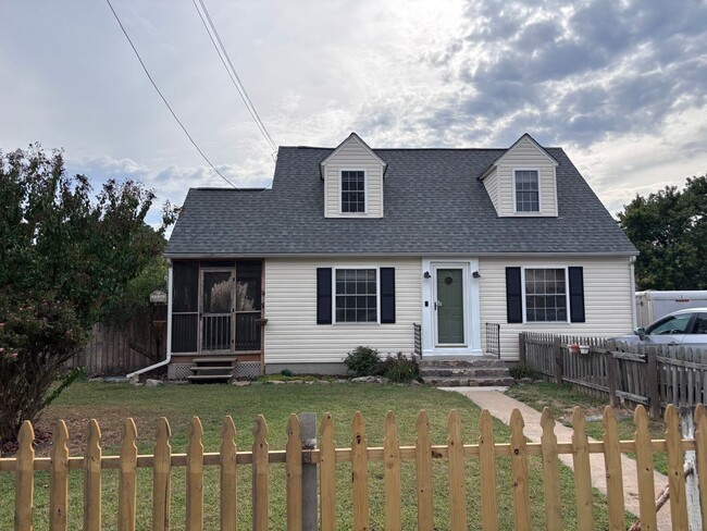 Building Photo - COMING SOON - CHARMING HOME IN FREDERICKSBURG
