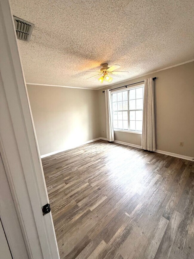 Photo - COMPLETELY RENOVATED TOWNHOUSE