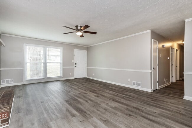 Photo - 661 Greenview Ave SE