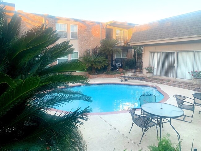 Building Photo - 5550 N Braeswood Blvd Unit 148