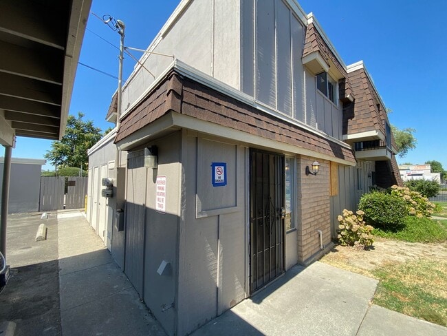 Building Photo - Spacious Townhome