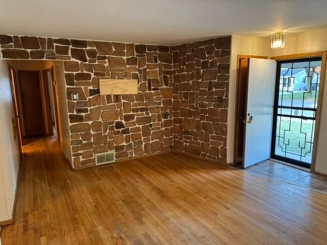 Photo - 3-Bedroom Single Family in a great neighborhood - Available October 15!