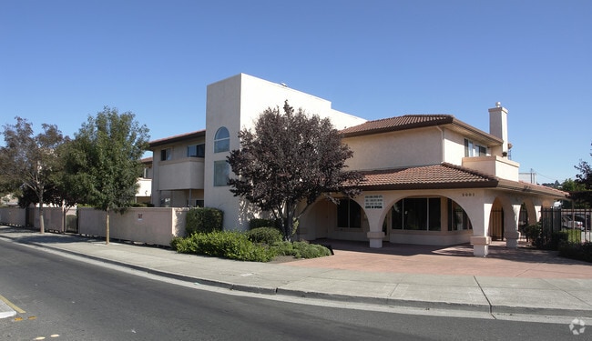 Casa Linda Apartments