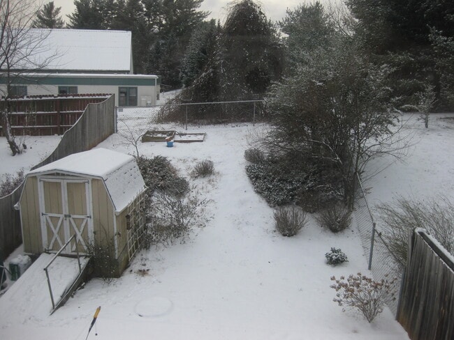 Gran patio trasero cercado sin vecinos detrás. - 433 Riverside Ave