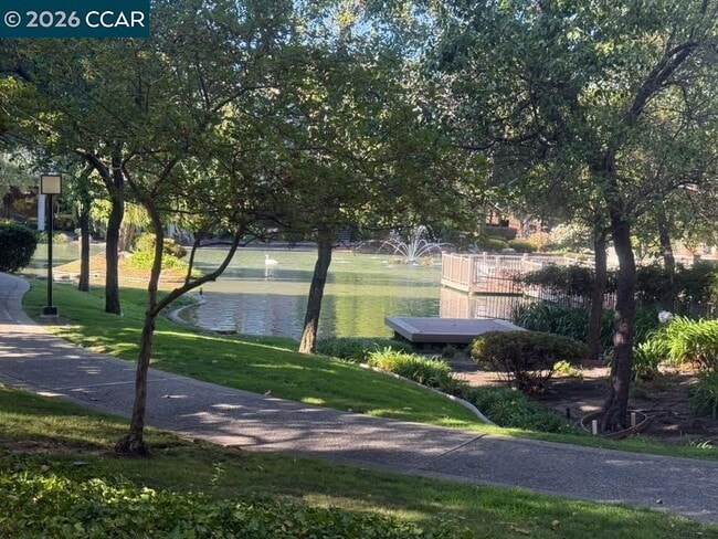 Photo - 330 N Civic Dr Unidad 201
