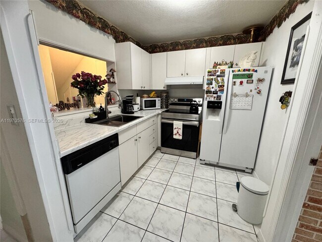 Photo - 12035 SW 14th St Unidad 108