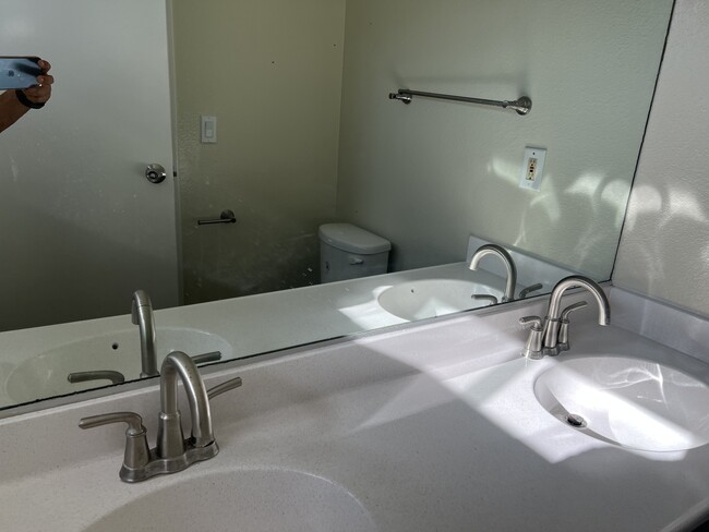 Double sink in master bedroom - 10026 Laurel Canyon Blvd Unidad Laurel Canyon Apartments