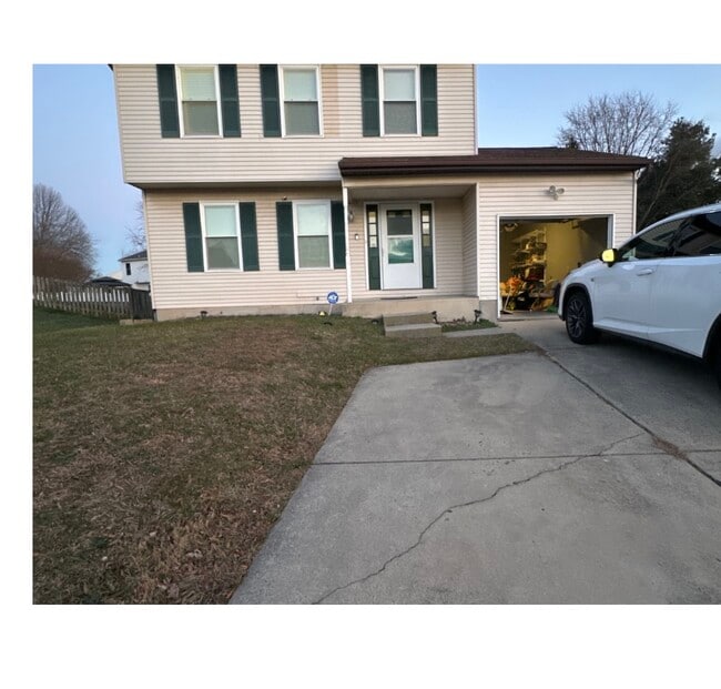 Front porch dining area - 701 Cedar Crest Ct