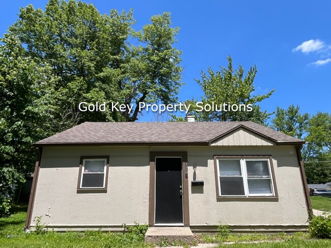 Updated 2 Bedroom/1 Bath with New Carpet a... - Updated 2 Bedroom/1 Bath with New Carpet a... House