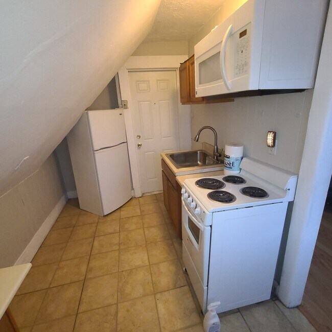 Kitchen - 1623 Chapel St. Apartments Unit 5