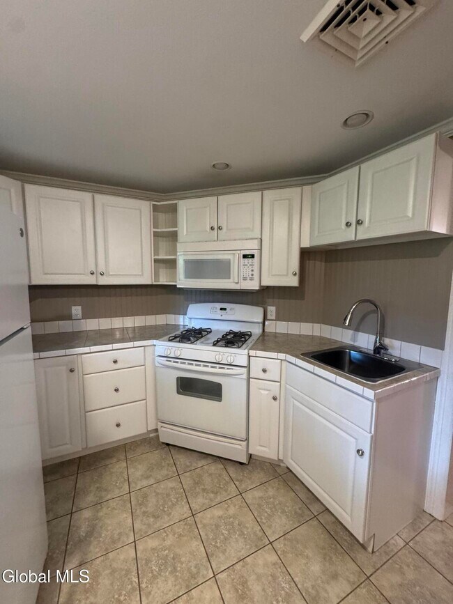 Photo - 126 N College St
