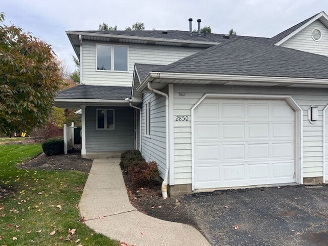 Building Photo - Spacious 2BR/2.5BA Condo in a Quiet HOA Community