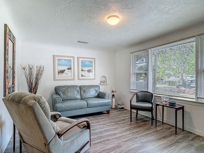 Photo - 137 S Franklin St