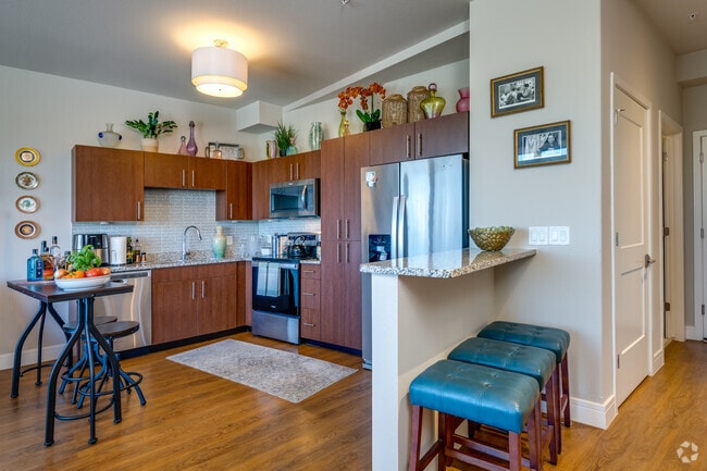 1 BR, 1 BA - 890SF