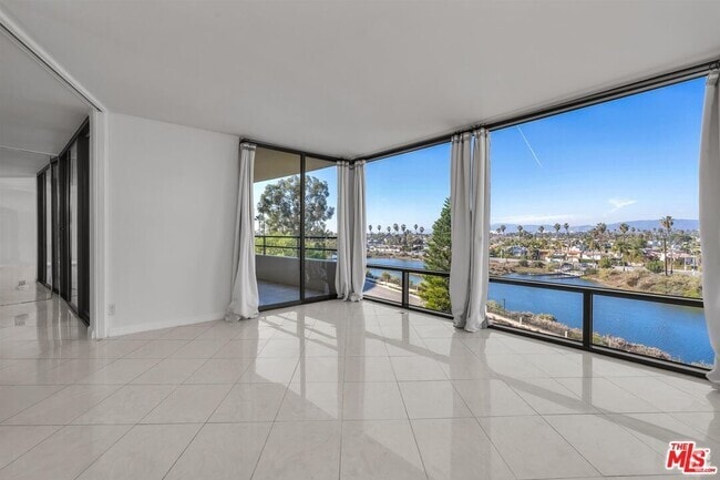Building Photo - 4316 Marina City Dr Unit A Rare Brilliant Rental