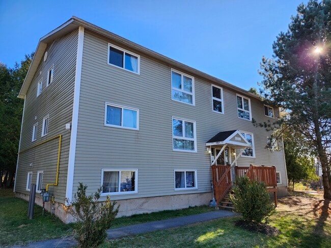 Building Photo - 1000 Magee Pl Unit 4